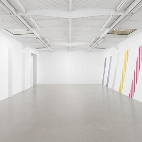 Daniel Buren, Du cercle aux carrés, hauts-reliefs situés et in situ, vue d'exposition. Avec l’aimable autorisation de la galerie Mennour