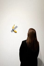 Comediante, la controversial obra de Maurizio Cattelan, ejemplifica cómo el arte en el post-posmodernismo desafía los criterios tradicionales de valor y significado