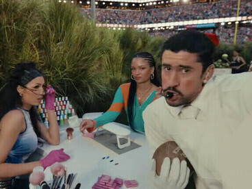 "Tell me, tell me, is this what you wanted? I'm classy, ​​this is gallery trap / You're a cowboy, Rocky The Kid, a piece of trash / I'm a champion, Rocky Marciano, Rocky Balboa, Rocky Maivia." The lyrics of Monaco by Bad Bunny