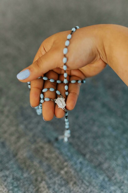 A pesar de que la Iglesia no ha aprobado oficialmente los eventos, permite que los fieles visiten el santuario