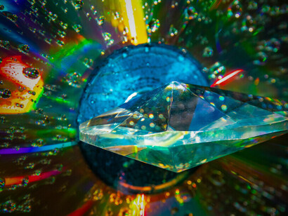 Dans l’obscurité, un diamant capte la lumière et la décompose, rappelant que la beauté naît souvent du contraste