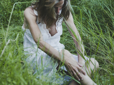 Porque la psicopatía no es una cuestión de blanco o negro en la que se es o no se es. Mujer psicópata tirada en el pasto 