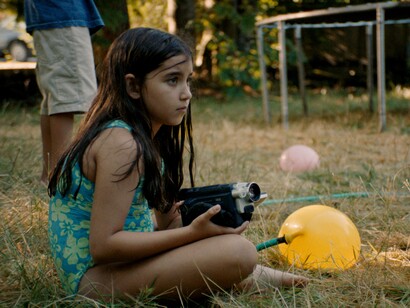 Con delicatezza visiva, il film esplora il confine tra memoria e realtà, lasciando emergere le ferite nascoste dietro l’apparente unità familiare. Nella foto Eylul Guven interpreta Sasha