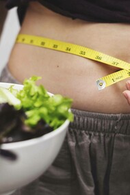 A woman embracing the healthy eating lifestyle in her battle to reduce inflammation