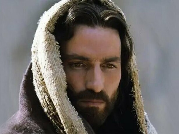 Mel Gibson, a meu ver, não fez somente um filme. Ele gerou no espectador uma experiência sensorial e espiritual de intensidade quase insustentável. "A Paixão de Cristo" é, antes de tudo, um trabalho de cinema radical, um filme que usa todas as ferramentas da sétima arte – da fotografia à edição, do design de som à maquiagem de efeitos especiais