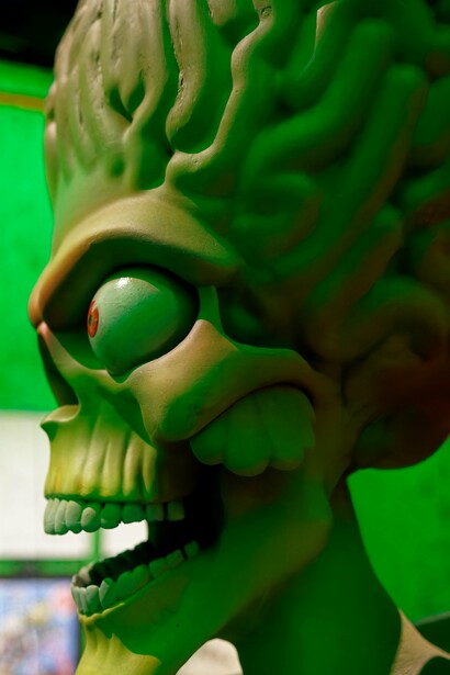 Escultura de los personajes de la película "Mars Attacks!" exhibida en la muestra "Tim Burton's Labyrinth", 2024