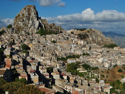 Located in the Sicilian province of Agrigento, Caltabellotta is about 60 kilometres south of Palermo and 45 kilometres northwest of Agrigento, Italy