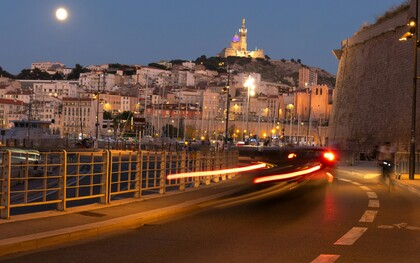 Marseille, où les lumières du port se mêlent à l’ombre des secrets, une ville où la noirceur des récits s’inspire de ses rues et de ses histoires