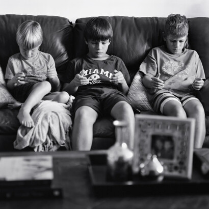 Eric Pickersgill Studio, fotografía de la serie Removed. Hemos aprendido a leer la expresión del cuerpo mientras alguien usa un dispositivo por lo que, al removerlo, es como si tomara forma física sin que esté presente