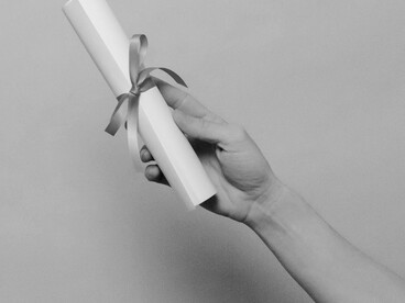 En lugar de celebrar la curiosidad, se celebra la resistencia al agotamiento