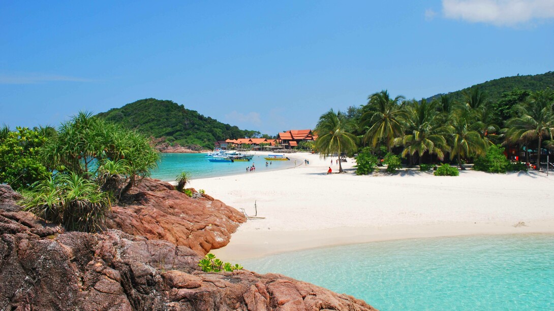 La spiaggia di Pasir Panjang, con una magnifica vista sul mare e sulla vegetazione tropicale, Merang, Malesia