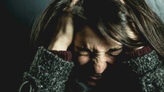 Mulher atordoada com barulhos. Também conhecida como síndrome da sensibilidade seletiva ao som, a misofonia pode desencadear raiva e excitação fisiológica quando a pessoa é exposta a estímulos audiovisuais repetitivos, como o barulho de lápis batucando sobre a mesa ou pessoas comendo, por exemplo