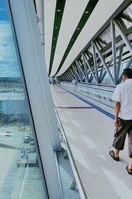 Viajero en el aeropuerto londinense de Gatwick