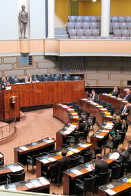 Parlamento. O modelo parlamentar actual esta mais ao serviço do partido e dos interesses individuais dos ditos representantes do povo, e em nada dignificam e representam aquele jovem lá daquele bairro recôndito