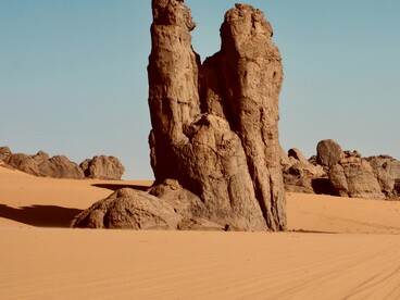  Il deserto algerino, uno dei più vasti e suggestivi al mondo, ospita paesaggi spettacolari come altopiani rocciosi, dune dorate e oasi ricche di biodiversità adattata a condizioni estreme. Tassili du Hoggar, In Guezzam, Algeria