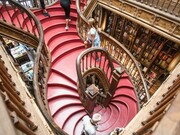 Interior da Livraria Lello no Porto, Portugal. Naturalmente, nessa imbricação entre arte, história e geografia, não nos surpreende a cartografia do nosso imaginário através da composição de rotas de viagem, itinerários cristalizando todo um imaginário específico: as de peregrinação (o Caminho de Santiago, p. ex., do séc. IX, a Jerusalém, que se simboliza e miniaturiza nos Montes Sacros), as místicas e enigmáticas (o Caminho ou a Linha Sagrada de São Miguel Arcanjo, da Irlanda a Israel, com 7 santuários a ele dedicados), as de objectos mágicos (a do Graal, de Jerusalém à Península Ibérica), as dos Contos de Fadas (com destaque para a alemã, com c. 600 Km e 60 municípios entre Hanau, onde nasceram Jacob e Wilhelm Grimm, e Bremen, do conto “Os músicos de Bremen”),  e tantas outras relacionando elementos temática ou estilisticamente (a do Românico, do Gótico, etc.) afins