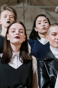 Modelos de diferentes identidades reunidos em campanha de protesto 