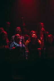 El coro mimetiza los gestos, aunque el corifeo esté ausente