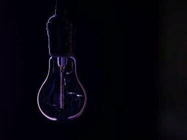 Lâmpada elétrica. Os insumos energéticos russos foram sendo substituídos por outros provenientes do resto do mundo. Especialmente dos Estados Unidos da América. Mas vieram a preços impeditivos aos europeus. Preços que os cidadãos comuns não conseguiam saldar