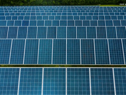 Imaginemos o ciclo de vida de um painel solar. Para que ele possa converter a luz do sol em eletricidade, cada placa passa por uma longa cadeia produtiva para se obter o silício de altíssima pureza (Si), seu componente mais vital. O Brasil, com sua imensa abundância em quartzo (a matéria-prima), tem um potencial gigantesco. Contudo, o processo de transformação é onde reside o primeiro grande desafio ambiental, gerando impactos como poluição, desmatamento e alto consumo de energia



