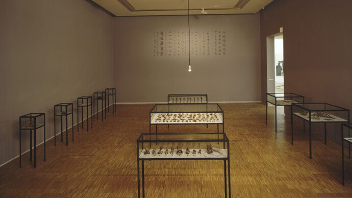 AM CB. Annette Messager et Christian Boltanski, vue de l'exposition. Avec l'aimable autorisation du Centre Pompidou Malaga