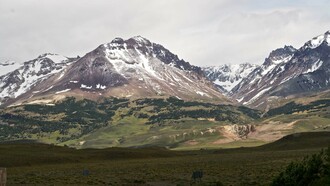 Paso Roballos. Se encuentra en el extremo sur de ambos países, se accede desde Chile por la Ruta X-83 y desde  Argentina con la ruta provincial N.º 41. En Chile, la localidad más cercana a este paso es la comuna de El Baker, a 11 km y en Argentina,  Bajo Caracoles. La habilitación es permanente. Vista desde la frontera entre Chile y Argentina 