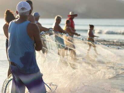 Pescadores no Rio de Janeiro. Micro-História é uma abordagem que se concentra em objetos específicos, reduzindo a escala de observação para apresentar novas perspectivas. Ela não ignora as estruturas estabelecidas pela História Geral, mas busca explorar detalhes que podem passar despercebidos em narrativas mais amplas