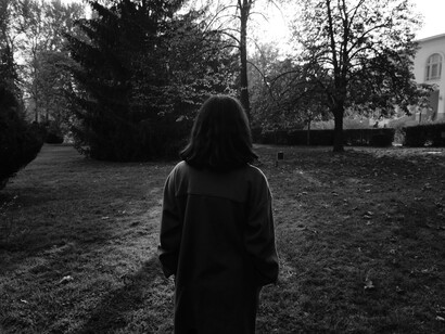 Solitude becomes a mirror: where reflection, awareness, and emotional honesty quietly unfold