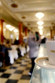 Xícara de café na Pastelaria Versailles, em Lisboa, Portugal