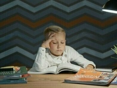 Na Educação Infantil, o desafio não está em eliminar o brincar, que é essencial e insubstituível, mas em equilibrá-lo com experiências que desenvolvam linguagem, raciocínio lógico, coordenação motora e habilidades socioemocionais

