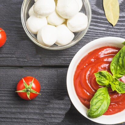 La parmigiana pugliese viene spesso gustata tiepida o a temperatura ambiente, come piatto conviviale da tavola estiva più che come portata opulenta