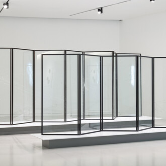 Cerith Wyn Evans, Formas no espaço… pela luz (no tempo), vista da exposição. Cortesia do MAAT