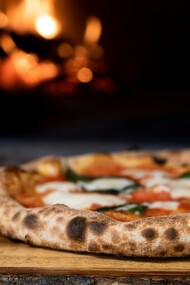 Nel 2017 l’UNESCO ha riconosciuto l’“arte del pizzaiuolo napoletano” come Patrimonio Immateriale dell’Umanità, a testimonianza del suo valore culturale