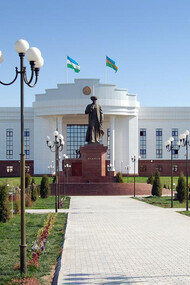 Edificio de Gobierno de la República de Karakalpakistán en la región de Uzbekistán