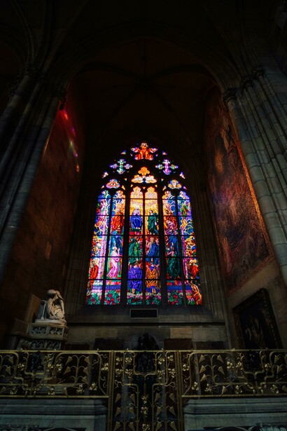 Glasmalerei mit Spitzbögen in der Prager Kathedrale in der Tschechischen Republik