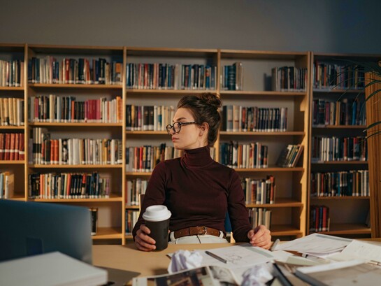 No meu caso, a leitura, comecei como eu achei que era: pegar um livro que me interessasse e simplesmente ler. Com o passar do tempo, senti a necessidade de ter algo a mais daquela leitura como se parecesse que o livro me falasse muito mais do que eu estava lendo e eu não estava conseguindo ter ouvidos o suficientemente abertos para escutá-los. Então fui pesquisar como os leitores faziam