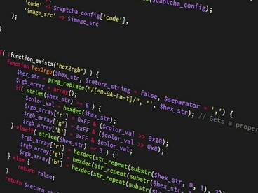 In base a questi, decide quali contenuti mostrarci, influenzando ciò che vediamo e come lo vediamo