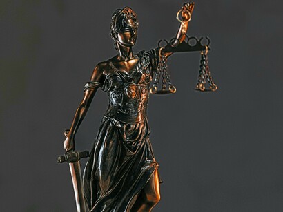Têmis, deusa da justiça, da lei e da ordem, protetora dos oprimidos. Para garantir que sejam salvaguardados alguns direitos, a Constituição da República Federativa do Brasil é formal, escrita, dogmática, promulgada, analítica, dirigente e rígida