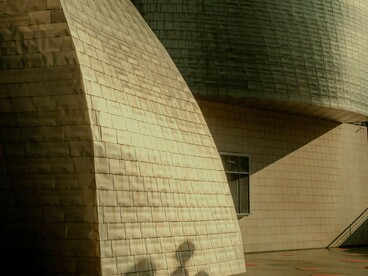 Museu Guggenheim de Bilbao, na Espanha. Há mais de vinte anos, Carlos trabalha com traduções entre português, espanhol e inglês. Mas o vínculo com o euskera começou muito antes: em meados dos anos 1970, quando ainda era um “jovem sonhador”, como lembra com carinho. Ele frequentava o Centro Basco Denak Bat, perto de Buenos Aires, quando resolveu participar de uma aula experimental ministrada por um frade franciscano do Colégio Euskal Etxea de Llavallol