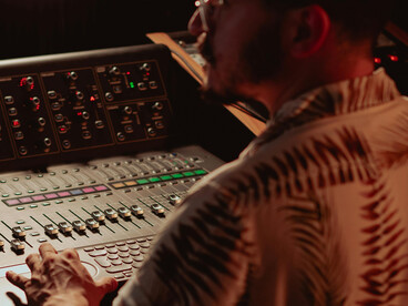 Com o surgimento do rádio e do disco, a distribuição e audição de música se transformaram, revolucionando o convívio humano com os sons