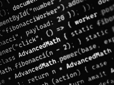 Quando questionada se a IA pode acelerar processos sem comprometer a análise crítica e a interpretação das leis, Geovanna é direta: “Sim. A tecnologia pode ser uma aliada importante, desde que usada com responsabilidade. O que não pode acontecer é deixar que uma máquina substitua a análise humana”