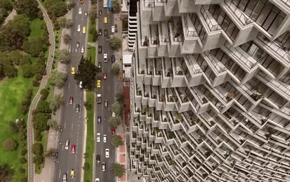 La geometría —ese lenguaje de claridad, simetría y control— puede morir. Rascacielo residencial de lujo ubicado en el centro, cerca del Parque La Carolina, y destaca por ser el edificio más alto de la ciudad con departamentos, oficinas y comercios, ofreciendo vistas espectaculares. IQON, 2022, BIG (Bjarke Ingels Group), Quito, Ecuador