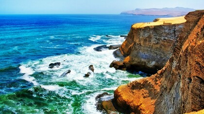 Reserva Nacional de Paraca, en Ica, Perú, un lugar donde el desierto se encuentra con el océano, creando paisajes únicos y una biodiversidad sorprendente