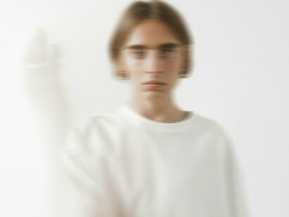  O teto se abriu, a claridade entrou e tentei cobrir meus olhos assustados com o meu braço, nada moveu, meu corpo estava paralisado, meus olhos não piscavam, minha respiração não saia. Difícil dizer se estava viva ou morta