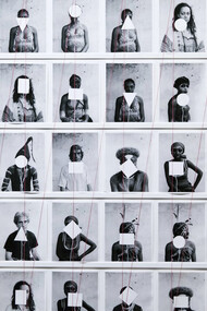 Broomberg & Chanarin, Untitled (165 portraits with dodgers), dettaglio, To Photograph The Details of A Dark Horse in Low Light