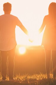 Casal caminhando junto