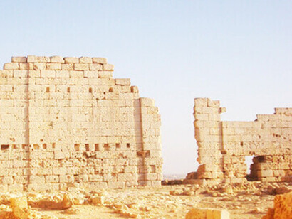 Cleopatra estableció con César una alianza estratégica y personal que le permitió recuperar el poder tras el asedio de Alejandría. De esa relación nació Ptolomeo XV, conocido como Cesarión. El templo de Osiris en Taposiris Magna, periodo ptolemaico, Alejandría, Egipto