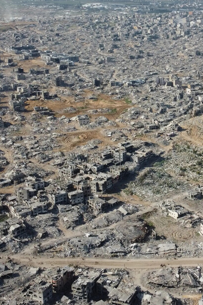 Las promesas de reconstrucción y ayuda internacional a Gaza contrastan con la persistencia de la violencia y con la dificultad de resolver las causas profundas del conflicto, evidenciando las tensiones entre diplomacia, intereses económicos y estrategias de poder