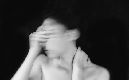 O bullying não é um problema da infância. Ele nasce nela, mas muitas vezes cresce conosco — veste uniforme escolar, depois terno, se instala nas redes sociais e em grupos de mensagem. Apenas muda de forma, de cenário, de plateia. E o mais perigoso de tudo: normaliza-se