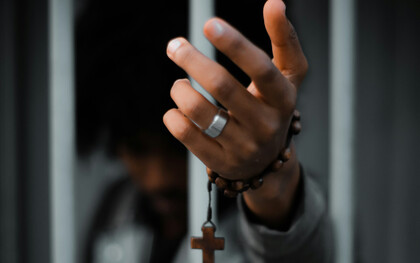 Symbole de détention et de résistance : derrière les barreaux, la foi et l’espoir demeurent, malgré la répression politique